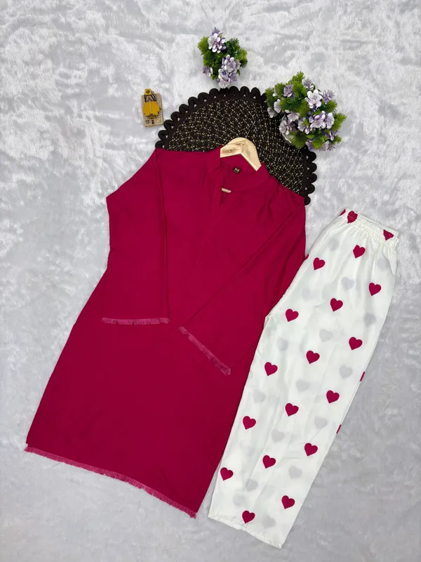 Magenta_Straight_Kurti_with_Off-White_Heart_Print_Pants_Set