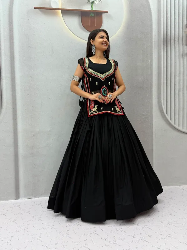 Traditional_Black_Navratri_Chaniya_Choli_Set_with_Heavy_Embroidered_strug