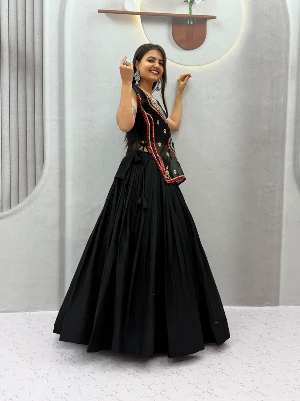 Traditional_Black_Navratri_Chaniya_Choli_Set_with_Heavy_Embroidered_strug