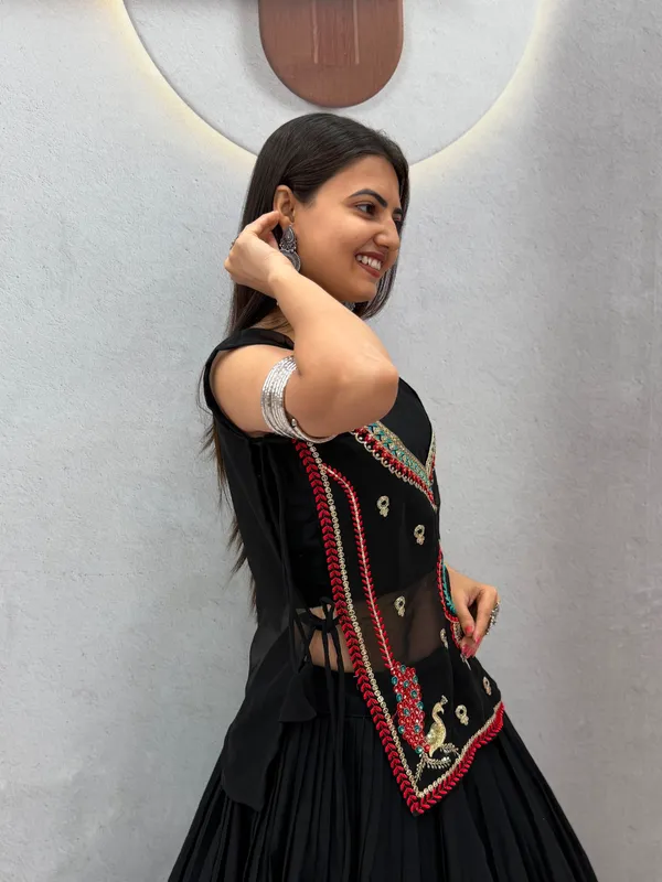 Traditional_Black_Navratri_Chaniya_Choli_Set_with_Heavy_Embroidered_strug