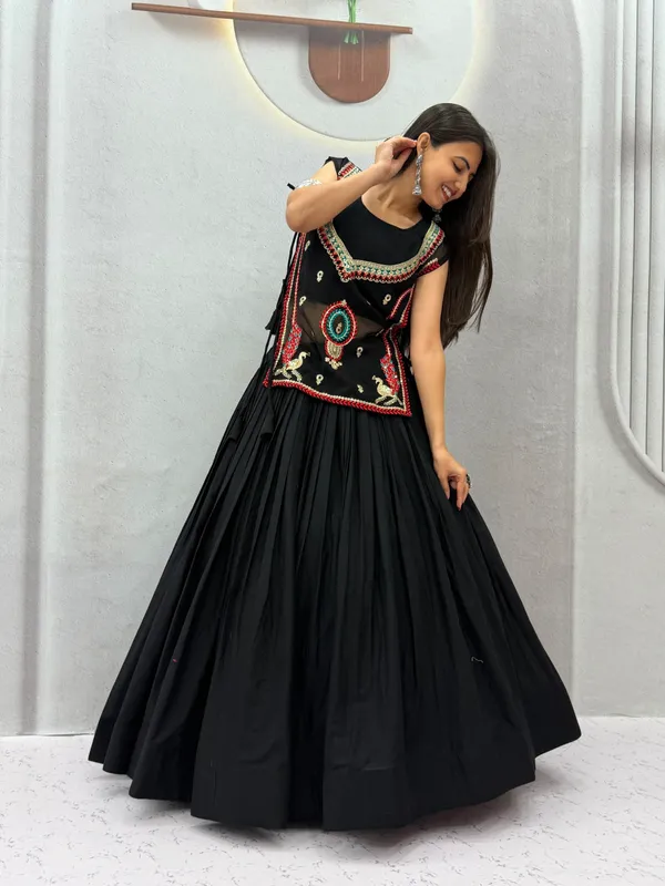 Traditional_Black_Navratri_Chaniya_Choli_Set_with_Heavy_Embroidered_strug