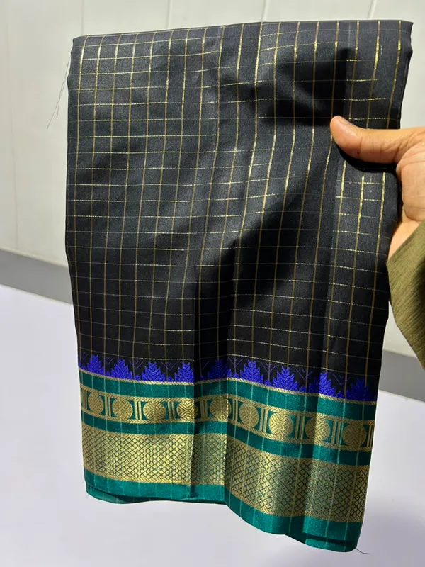 Fashion_Striped,_Woven_Banarasi_Silk_Blend_Saree_(Black)