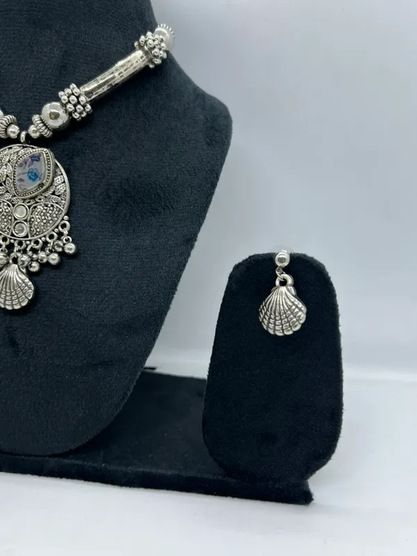 Oxidized_Silver_Shell_Pendant_Necklace_With_Earrings_Set