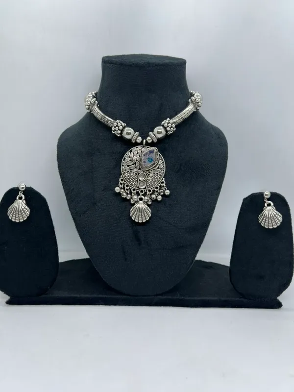 Oxidized_Silver_Shell_Pendant_Necklace_With_Earrings_Set