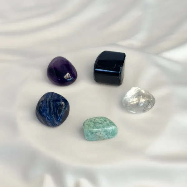 Aquarius_Zodiac_Crystal_Kit_–_Polished_Tumble_Stones_for_Intuition_&_Innovation
