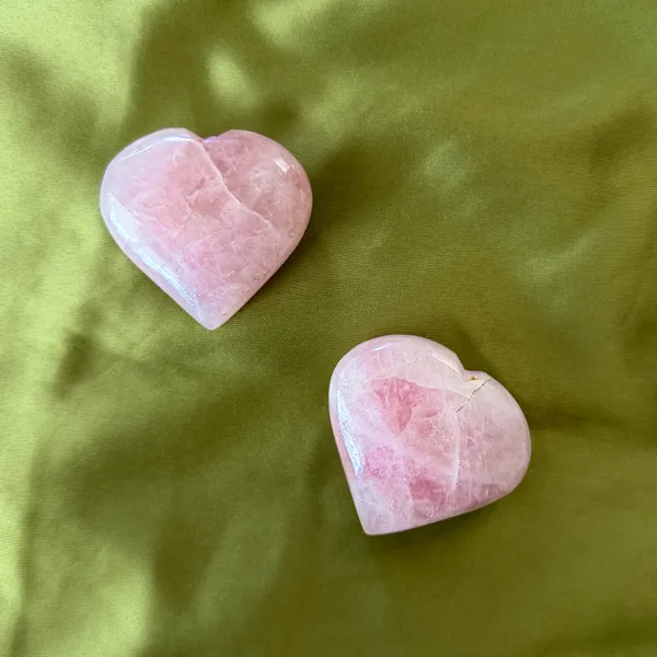 Rose_Quartz_Heart_–_Hand_Carved_Crystal_Heart_(5cm)