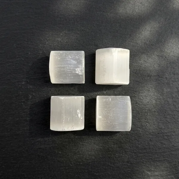 Selenite_Tumble_Stone_–_Crystal_Cleansing_&_Charging