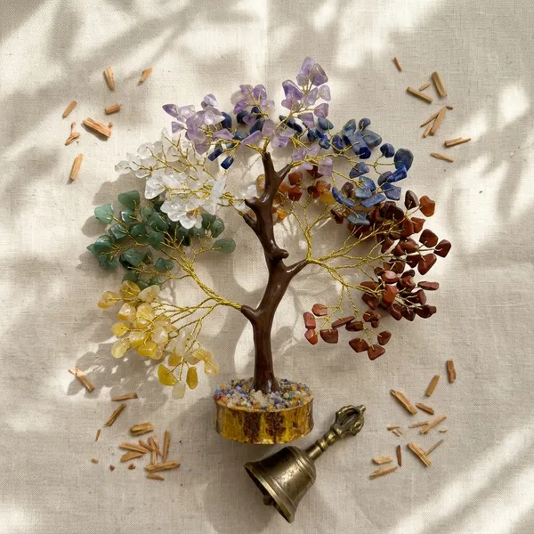 Seven_Chakra_Crystal_Tree_for_Restful_Sleep_&_Balance_–_Bedside_Healing_Décor