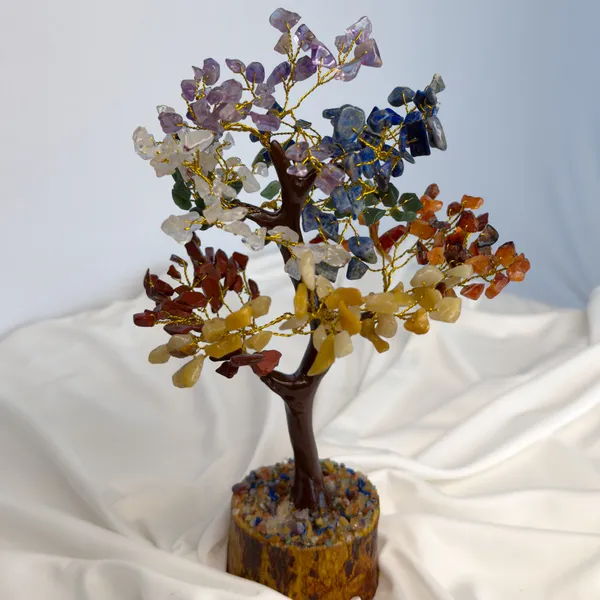 Seven_Chakra_Crystal_Tree_for_Restful_Sleep_&_Balance_–_Bedside_Healing_Décor