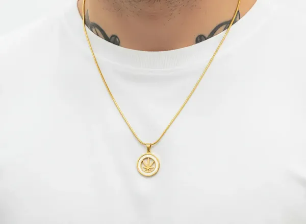 Golden_Cannabis_Leaf_Pendant
