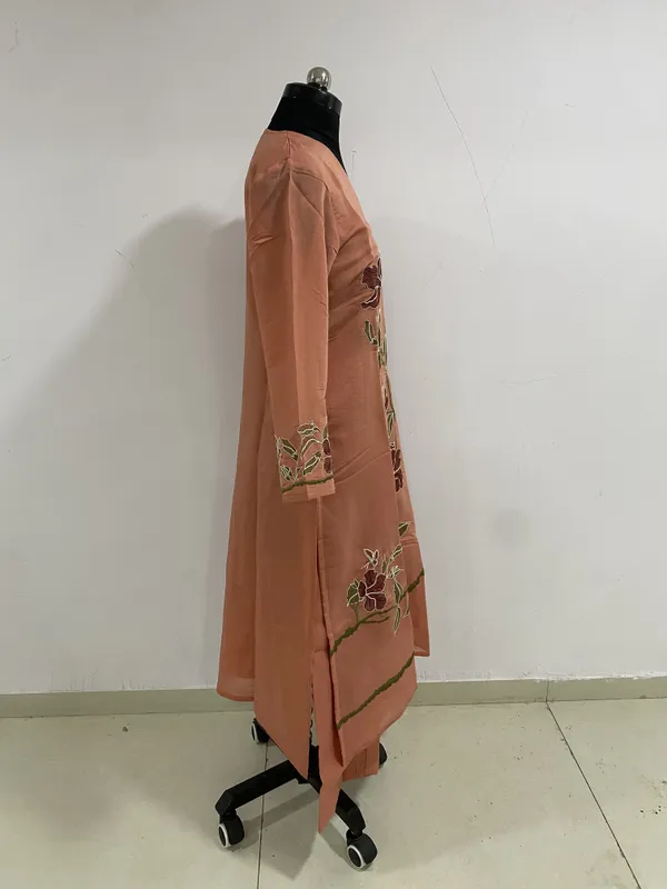 Dusty_Peach_Mal_Chanderi_Floral_Embroidered_V-Neck_Kurta_Set_For_Women