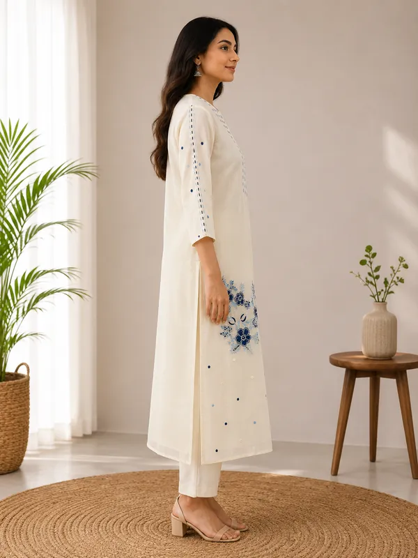 Off_White_Mal_Chanderi_Floral_Embroidered_Kurta_Set_With_Dupatta_For_Women