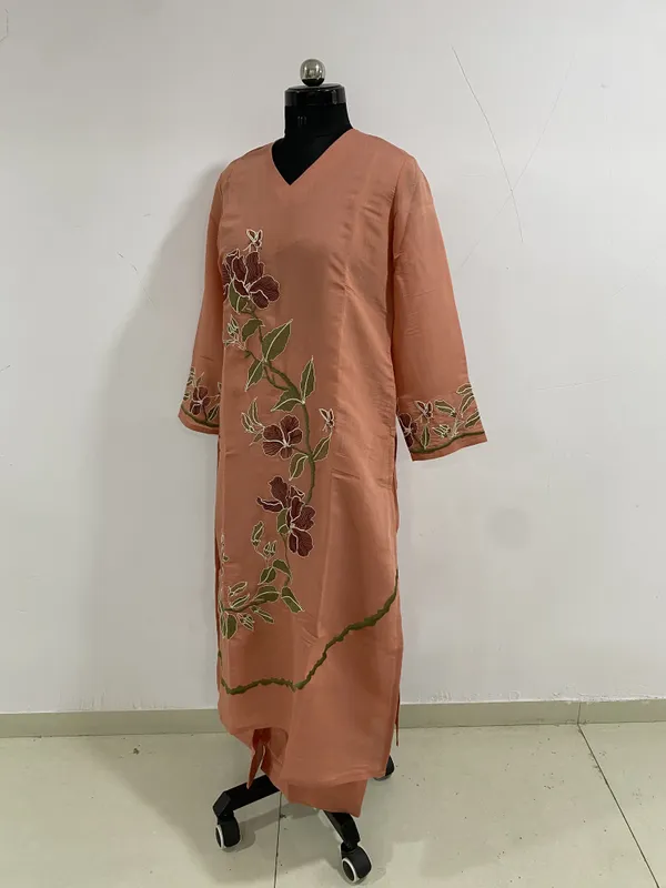 Dusty_Peach_Mal_Chanderi_Floral_Embroidered_V-Neck_Kurta_Set_For_Women