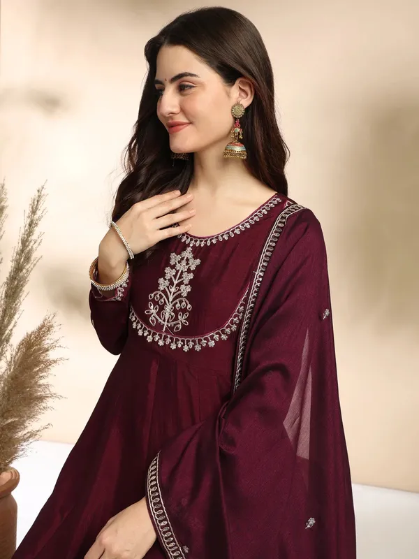 Women_Ethnic_Motifs_Embroidered_Panelled_Thread_Work_Kurta_With_Trousers_And_Dupatta