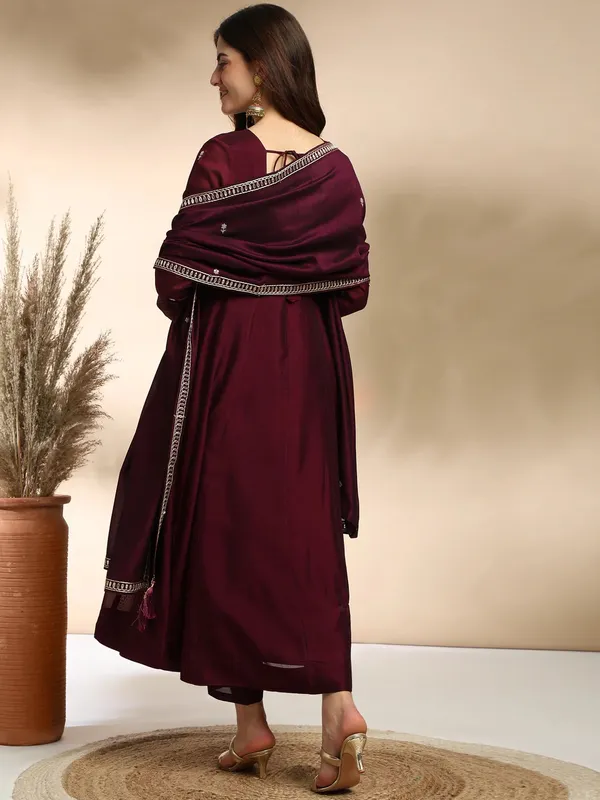 Women_Ethnic_Motifs_Embroidered_Panelled_Thread_Work_Kurta_With_Trousers_And_Dupatta
