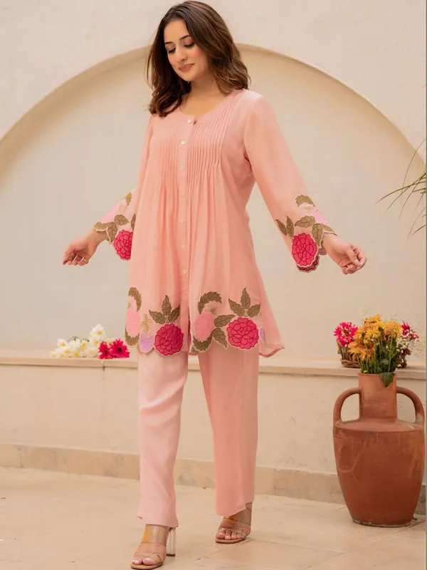 Women_Floral_Embroidered_Regular_Thread_Work_Chanderi_Silk_Kurti_With_Palazzos