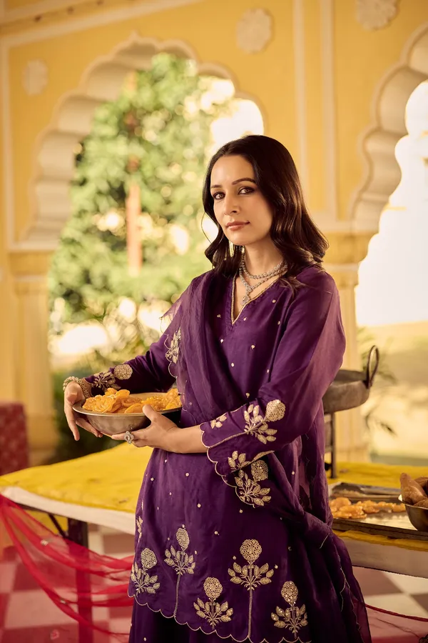 Women_Ethnic_Motifs_Embroidered_Regular_Thread_Work_Chanderi_Silk_Kurta_With_Sharara_&_Dupatta