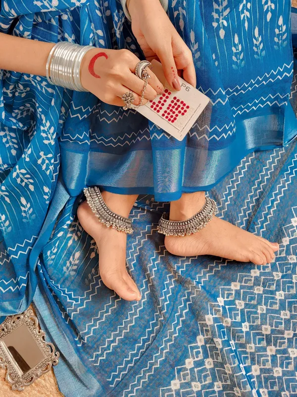 Elegant_Blue_Pure_Linen_Saree_with_Tassels_and_White_Floral_Patterns