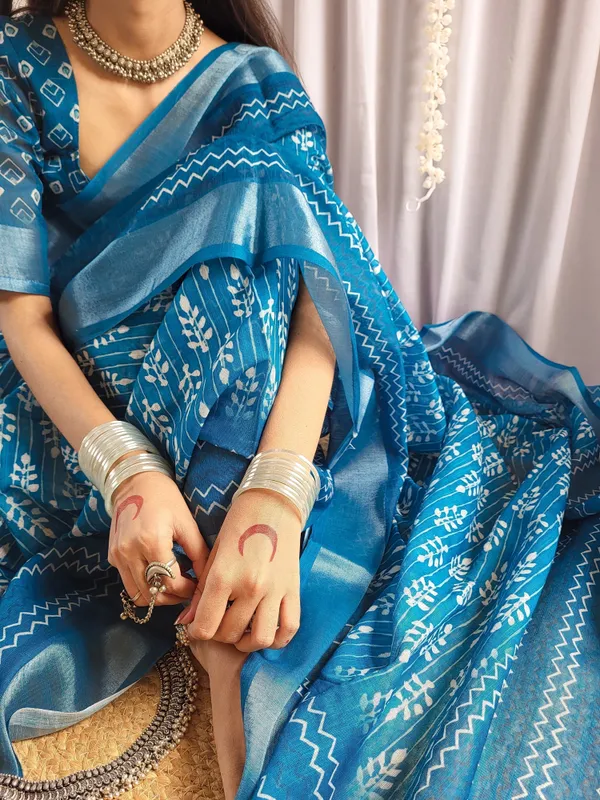 Elegant_Blue_Pure_Linen_Saree_with_Tassels_and_White_Floral_Patterns