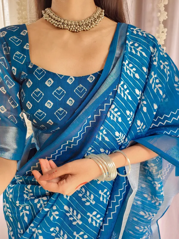 Elegant_Blue_Pure_Linen_Saree_with_Tassels_and_White_Floral_Patterns