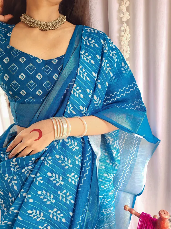 Elegant_Blue_Pure_Linen_Saree_with_Tassels_and_White_Floral_Patterns