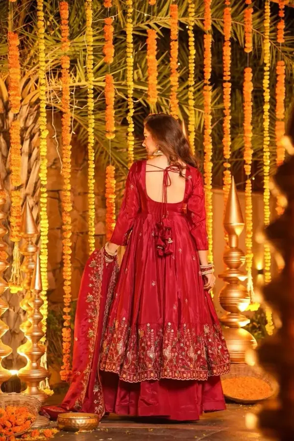 Women_Ethnic_Motifs_Embroidered_Empire_Thread_Work_Kurta_With_Palazzos_With_Dupatta