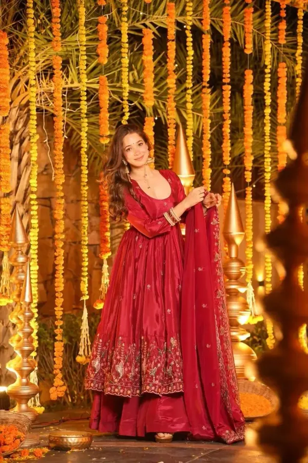 Women_Ethnic_Motifs_Embroidered_Empire_Thread_Work_Kurta_With_Palazzos_With_Dupatta