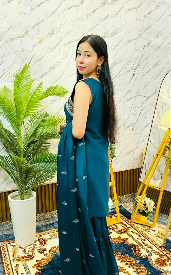 Featuring_beautiful_Heavy_Suit_Set_which_is_beautifully_decorated_Embroidery_work