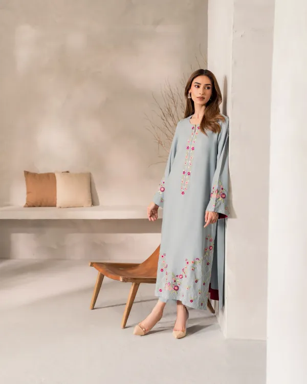 Women_Floral_Embroidered_Regular_Thread_Work_Chanderi_Silk_Kurta_With_Trousers_With_Dupatta