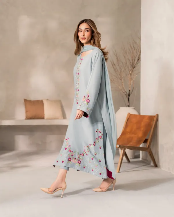 Women_Floral_Embroidered_Regular_Thread_Work_Chanderi_Silk_Kurta_With_Trousers_With_Dupatta