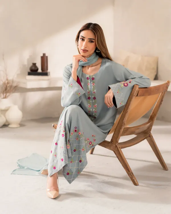 Women_Floral_Embroidered_Regular_Thread_Work_Chanderi_Silk_Kurta_With_Trousers_With_Dupatta