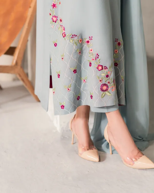 Women_Floral_Embroidered_Regular_Thread_Work_Chanderi_Silk_Kurta_With_Trousers_With_Dupatta