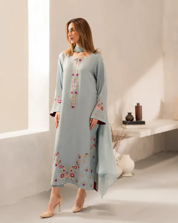 Women_Floral_Embroidered_Regular_Thread_Work_Chanderi_Silk_Kurta_With_Trousers_With_Dupatta