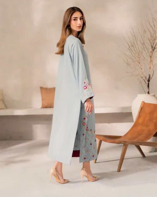 Women_Floral_Embroidered_Regular_Thread_Work_Chanderi_Silk_Kurta_With_Trousers_With_Dupatta