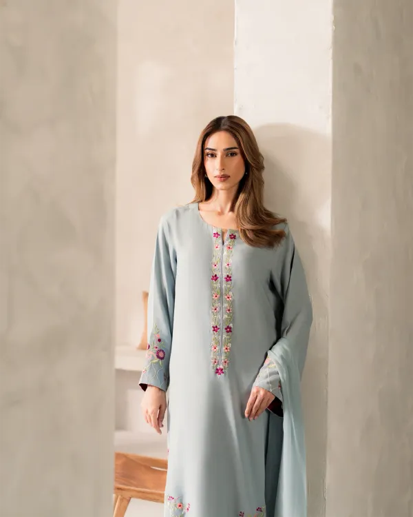 Women_Floral_Embroidered_Regular_Thread_Work_Chanderi_Silk_Kurta_With_Trousers_With_Dupatta