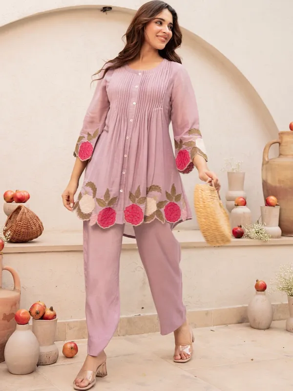 Women_Floral_Embroidered_Empire_Thread_Work_Chanderi_Silk_Kurta_with_Trousers