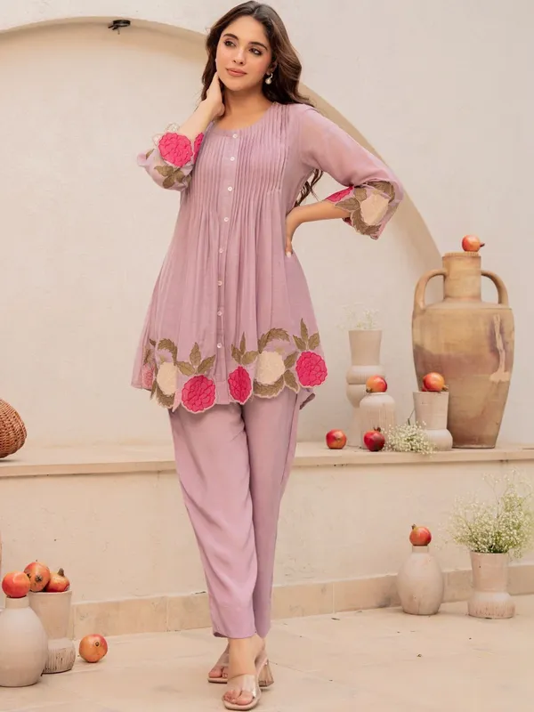 Women_Floral_Embroidered_Empire_Thread_Work_Chanderi_Silk_Kurta_with_Trousers