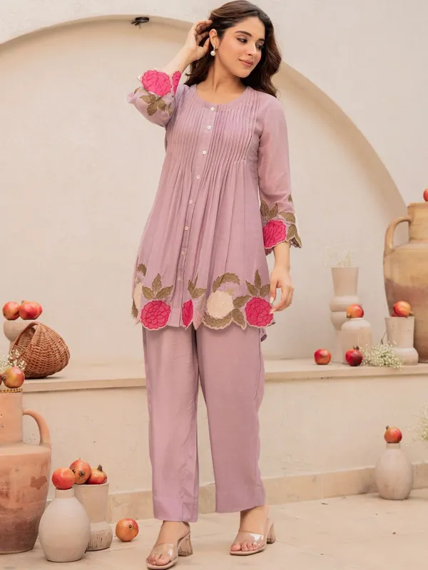Women_Floral_Embroidered_Empire_Thread_Work_Chanderi_Silk_Kurta_with_Trousers