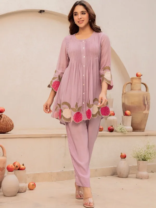 Women_Floral_Embroidered_Empire_Thread_Work_Chanderi_Silk_Kurta_with_Trousers