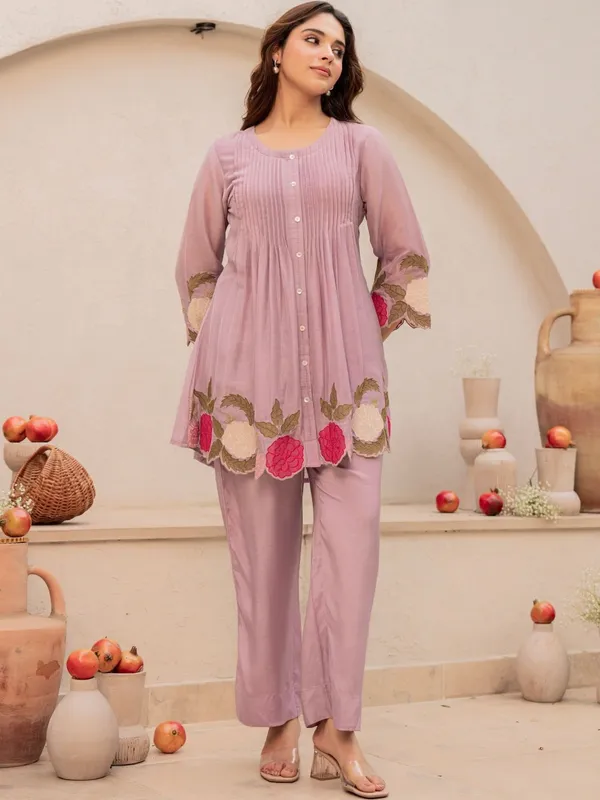 Women_Floral_Embroidered_Empire_Thread_Work_Chanderi_Silk_Kurta_with_Trousers