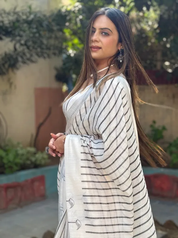 Elegant_Off-White_Pure_Linen_Digital_Printed_Saree_with_Striped_Design_and_Unique_Black_Motif_Pallu_–_Comes_with_Blouse_Piece_and_Tassels