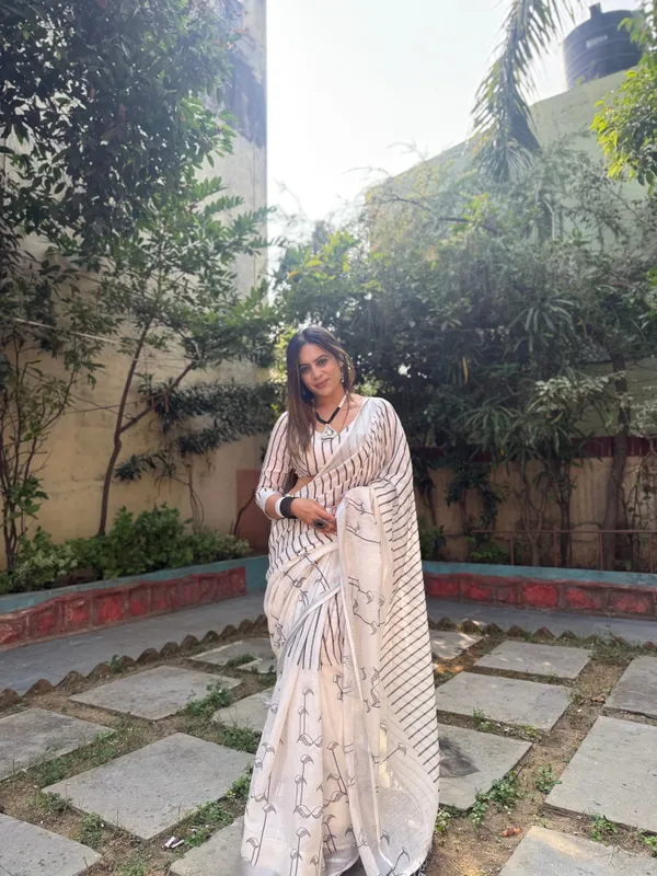 Elegant_Off-White_Pure_Linen_Digital_Printed_Saree_with_Striped_Design_and_Unique_Black_Motif_Pallu_–_Comes_with_Blouse_Piece_and_Tassels
