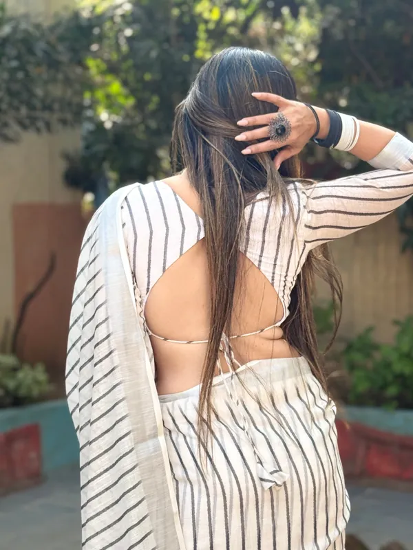 Elegant_Off-White_Pure_Linen_Digital_Printed_Saree_with_Striped_Design_and_Unique_Black_Motif_Pallu_–_Comes_with_Blouse_Piece_and_Tassels