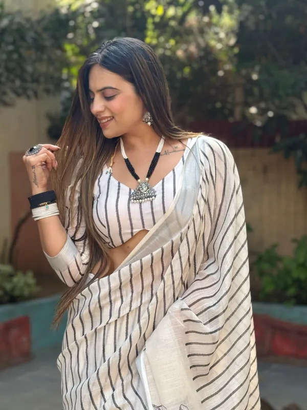 Elegant_Off-White_Pure_Linen_Digital_Printed_Saree_with_Striped_Design_and_Unique_Black_Motif_Pallu_–_Comes_with_Blouse_Piece_and_Tassels
