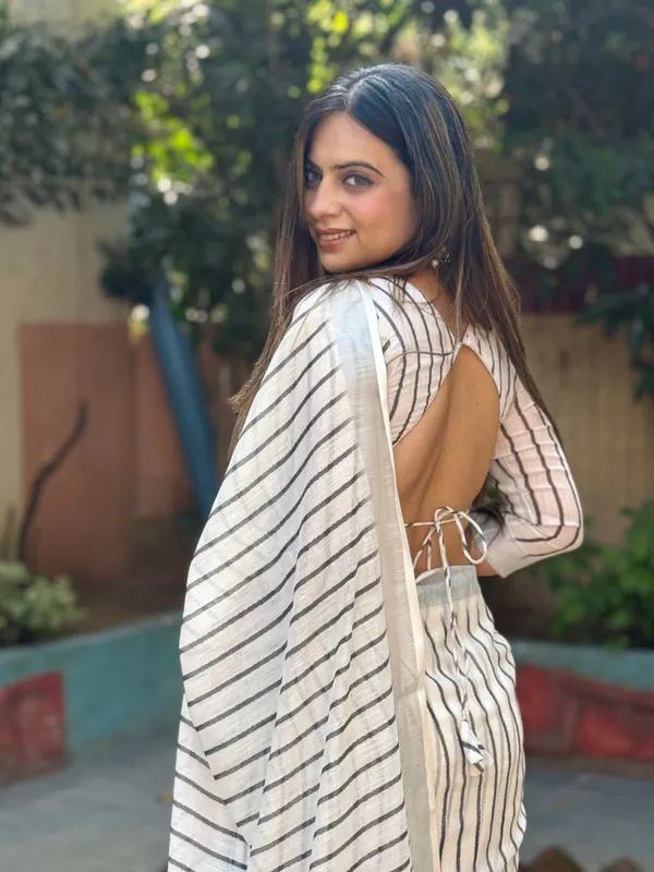 Elegant_Off-White_Pure_Linen_Digital_Printed_Saree_with_Striped_Design_and_Unique_Black_Motif_Pallu_–_Comes_with_Blouse_Piece_and_Tassels