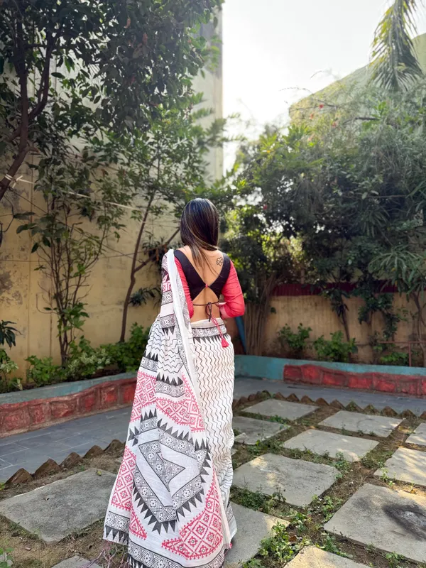Elegant_White_Pure_Linen_Digital_Printed_Saree_with_Chevron_Design_and_Intricate_Red-Black_Geometric_Pallu_–_Tassel_Details_and_Matching_Blouse_Piece
