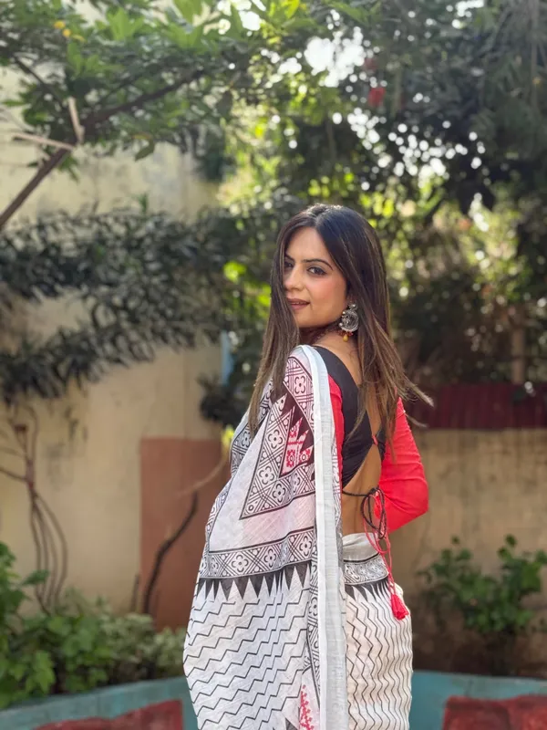 Elegant_White_Pure_Linen_Digital_Printed_Saree_with_Chevron_Design_and_Intricate_Red-Black_Geometric_Pallu_–_Tassel_Details_and_Matching_Blouse_Piece