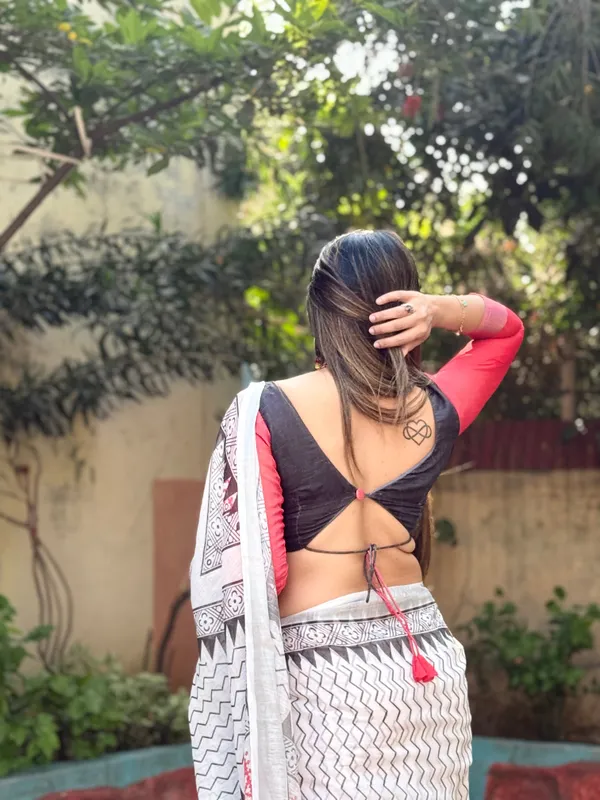 Elegant_White_Pure_Linen_Digital_Printed_Saree_with_Chevron_Design_and_Intricate_Red-Black_Geometric_Pallu_–_Tassel_Details_and_Matching_Blouse_Piece