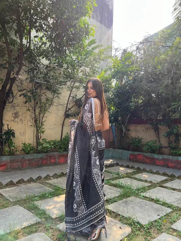 Black_and_White_Pure_Cotton_Linen_Saree_with_Intricate_Floral_Design_and_Tassels_on_Edges