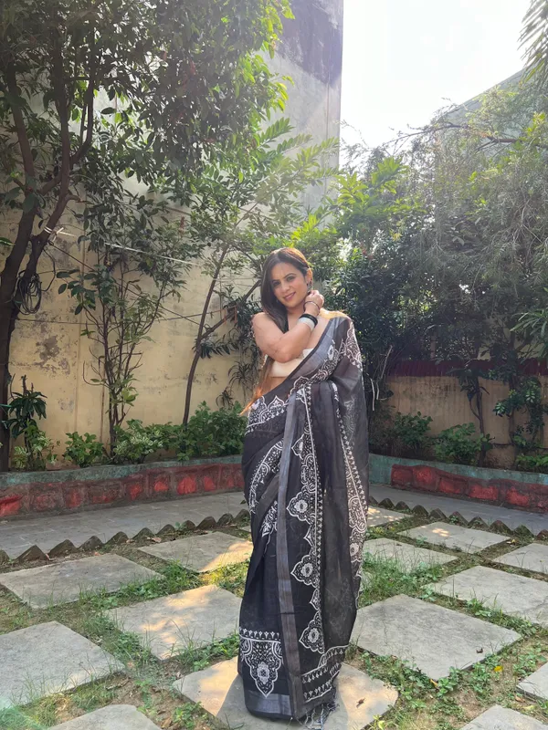 Black_and_White_Pure_Cotton_Linen_Saree_with_Intricate_Floral_Design_and_Tassels_on_Edges